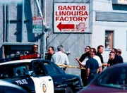 San Leandro, Kalifornien, Polizeibeamte beraten sich am Mittwochnachmittag, dem 21. Juni 2000, vor dem Eingang der Wurstfabrik Santos Linguisa, nachdem sie die Leichen von drei staatlichen Lebensmittelinspektoren in der Fabrik gefunden hatten. Der Inhaber der Firma, Stuart Alexander aus San Leandro, wurde im Zusammenhang mit den Schießereien in Gewahrsam genommen.