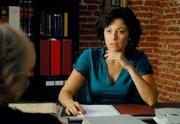 Dilek Genc (Carolina Vera) im Gespräch mit ihrer Mandantin, der Unternehmerin Luisa Starnsdorf.