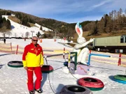 Schilehrer Günter Novak ist eigentlich schon in Pension, aber nach wie vor die gute Seele der Schischule Wulschnig in Bad Kleinkirchheim. „Am Berg ist der Schilehrer der Chef“, meint er, denn er ist für die Sicherheit der Gruppe verantwortlich. Erst recht, wenn es um den Nachwuchs geht.
