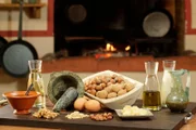 SWR Fernsehen EPOCHENKOCHEN, FOLGE 1, "Wie die Römer aßen", am Donnerstag um 14:15 Uhr. Die Zutaten für einen antiken Käseauflauf: Weißwein, Honig, Walnüsse, Pinienkerne, Haselnüsse, Pecorino, Eier, Olivenöl, Sahne und Garum, das römische Universalwürzmittel aus fermentiertem Fisch, auch Liquamen genannt.
