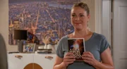 Britta (Jelena Mitschke) plant einen schönen Filmabend, schläft jedoch dabei ein.