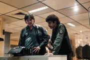 Ulrich Strack (Misel Maticevic,l.) und Inan Coban (Doguhan Kabadayi) ermitteln. In Deutschlands edelstem Kaufhaus schockt eine Bombenexplosion die ganze Republik und läutet damit gleichzeitig eine landesweite Jagd nach einem der gewieftesten Verbrecher ein: Dagobert.