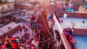 Während des Holi-Festes herrscht im Mathura-Distrikt fast zehn Tage lang Ausnahmezustand. Tausende Gläubige kommen zusammen, um das bunte Spektakel zu feiern.