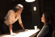Verschwörungstheoretikerin Melissa Miller (Zelda Williams, r.) stimmt einem Gespräch mit Dr. Tara Lewis (Aisha Tyler, l.) vom FBI nur unter einer Bedingung zu, dass sie das Gespräch für ihren Podcast aufnehmen. Doch Prentiss ist dagegen, Melissa so viel Macht zu geben ...