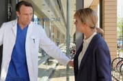 Dr. Martin Stein (Bernhard Bettermann) hat Dr. Lea Peters (Anja Nejarri), die bei Maria Weber den Tumor im Kopf entfernt hat, aus dem Feierabend geholt. Irgendetwas stimmt bei Maria nicht.