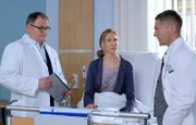 Dr. Kaminski (Udo Schenk, re.) und Hans-Peter Brenner (Michael Trischan, li.) müssen Sonja Lindner (Anja Karmanski, mi.) sagen, dass sie einen Tumor an der Blasenwand hat. Dieser muss operativ entfernt werden.