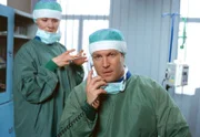MDR Fernsehen FAMILIE DR. KLEIST II. STAFFEL FOLGE 15, am Samstag (03.11.12) um 10:20 Uhr. Dr. Christian Kleist (Francis Fulton-Smith, r.) mit seiner neuen Sprechstundenhilfe Nora Mann (Winnie Böwe, l.).