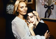 Für Annette von Soettingen (Ruth Maria Kubitschek, links) ist ihre Angestellte Olga (Christine Kaufmann) ein wichtiger Bezugspunkt. Diese, ein verhuschtes, durch eine Zahnspange entstelltes Wesen, wird von ihr aber oft mehr ausgenützt als freundlich behandelt ...