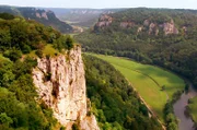 Spuren des Tuffabbaus im Wiesaztal.; Erstaunlicher Baustoff: Kalktuff.; Kalkfelsen im Oberen Donautal.