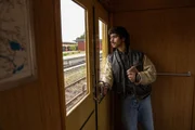Inan Coban (Doguhan Kabadayi) wartet in einer Berliner S-Bahn auf die Anweisungen von Erpresser Dagobert.