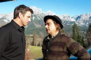Arthur Distelmeier (Martin Feifel, r.) macht keinen Hehl daraus, dass er Martin Gruber (Hans Sigl, l.) nicht mag und eine Beziehung zwischen ihm und seiner Tochter nicht zulassen wird.