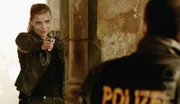 Waffenschieberin Elena Kovic (Sophia Thomalla) wird von Kriminalkommissar Semir (Erdogan Atalay) in die Enge getrieben und versucht alles ihn außer Gefecht zu setzten.