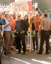 Als eine beliebte Sängerin während eines Konzertes in Flammen aufgeht und stirbt, muss Horatio Caine (David Caruso, Mitte) mit Hilfe von Dr. Tom Loman (Christian Clemenson, l.) die dunklen Seiten der sonst so glamourösen Popstarwelt aufdecken.  +++