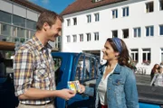 Mia Thalbach (Elisabeth Baulitz) lädt Hans (Heiko Ruprecht) zu einer Vernissage ein.