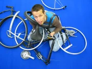 Willi Weitzel besucht eine Fahrradfabrik und schaut zu , wie ein Modell zunächst am Computer konstruiert wird, bevor aus vielen Teilen ein Fahrrad entsteht.