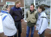 Trödel-Experte Otto Schulte (2.v.re.) muss dieses Mal zwischen Ilse (li.) und ihrer Schwiegertochter Doreen (re.) vermitteln. Otto Schulte muss hier erst einmal die Wogen glätten, bevor er sich ans Sichten der Schätze machen kann.