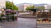 hr-fernsehen BUSINESS ZWISCHEN ARMUT UND MULTIKULTI - DARMSTADT LUISENPLATZ, aus der Reihe "Erlebnis Hessen", Ein Film von Silke Klose-Klatte, am Dienstag (05.01.21) um 20:15 Uhr. Blick aus Jutta Herzing Blumengeschäft auf den Luisenplatz in Darmstadt.