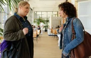 Miriam Schneiders (Christina Petersen, li.) Geburtstag steht vor der Tür und ihre Mutter Linda (Isabel Varell, re.) fragt, ob sie schon aufgeregt sei.