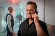 Während Bruno Lewandowski (Aurel Manthei, r.) Emilias Tod aufklären will, platzt deren Vater Konrad Geissler (Niels Bormann, l.) in die Geiselnahme der Rechtsmedizin.