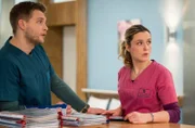 Mikko (Luan Gummich, l.) und Viktoria (Isabella Krieger, r.) sind dabei, die Diagnose eines verzwickten Patientenfalles zu stellen.