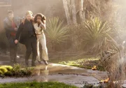 Horatio (David Caruso, M.) hilft Ryan (Jonathan Togo) und Natalia (Eva LaRue