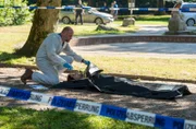 Dr. Henning Strahl (Christoph Tomanek, l.) hat die Leiche von Jan Eschenburg (Pascal Houdus, liegend) untersucht. Offenbar ist Jan gezielt getötet worden.