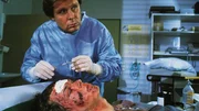 Dr. Stefan Frank (Sigmar Solbach, oben) untersucht Jochen Dengler (Kevin Dawson), der mit schweren Verätzungen im Gesicht eingeliefert wurde.