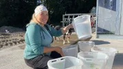 Landwirtin Nina Bartl ist bereit: Auf dem Gschwandtnerhof am Tegernsee kommen heute neue, große Kälberboxen, damit der Rinder-Nachwuchs mehr Platz hat.