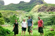 Die Passagiere Anne Hoffmann, Linda Wellmann, André Pohlai und Tobias Schaller (von links) beim Landausflug im Tal der Könige auf Bora Bora.
