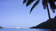 Blick auf die "Grand Lady" in der Bucht von Moorea (Südsee).
