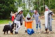 Es gibt sie also doch - Haifische in Bärstadt! Fritz Fuchs (Guido Hammesfahr, l.), Kim (Lina Hüesker, M.) und ihr Bruder David (Daniel Zillmann, r.) starten eine "Müllsammelaktion mit Biss" am See.