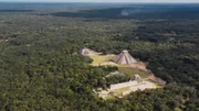 Schon vor über 2000 Jahren bauten die Maya mitten im Dschungel von Mittelamerika gigantische Städte. Sie errichteten sogar gigantische Pyramiden, die so groß waren, dass man lange davon ausging, die riesigen Strukturen im Dschungel seien Berge.