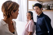 Hauptkommissarin Helena Jung (Sonja Baum, l.) möchte der schwangeren Nguyen Thi Linh (Trang Le Hong, M.) nach dem Mord an deren angeblichem Lebensgefährten helfen. Doch ihr Cousin Nguyen Anh Hung (Yung Ngo) lässt sie keinen Moment allein.