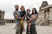 Die Familie besucht auch die berühmte Tempelanlage in Hampi in Indien.