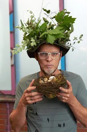 Der Kuckuck legt seine Eier gern in fremde Nester, damit andere Vögel das Ei ausbrüten. Doch der Klimawandel macht ihm einen Strich durch die Rechnung. Warum der Kuckuck durch den Klimawandel immer größere Probleme bekommt, erklärt Thomas D bei Wissen vor acht - Natur.