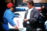 Steve (Barry Van Dyke, r.) erfährt von der Pizzalieferantin (Jan Hoag, l.), dass der Selbstmörder eine halbe Stunde zuvor ein De-Luxe Pizza bestellt hat.