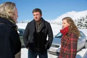 Der Künstler Georg Ittermann (Gregor Seberg, l.) gibt seiner Freundin Marie (Picco von Groote, r.) und Dr. Gruber (Hans Sigl, M.) Anlass zur Sorge.