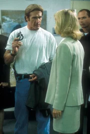 Steve Sloan (Barry Van Dyke, l.); Dr. Elaine Denell (Shelley Hack, r.)