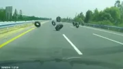 Ein besonders gefährliches Verkehrshindernis sind herumfliegende Gegenstände auf der Autobahn.