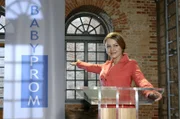 Katja (Karolina Lodyga) präsentiert die Veranstaltung von Babyprom, doch sie wird unterbrochen ...