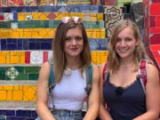 Rio de Janeiro in Brasilien. Die Passagierinnen Christine Spindler (links) und Lisa Forster machen eine Stadttour auf eigene Faust, dabei machen sie sich auf den Weg ins Künstlerviertel Santa Teresa.