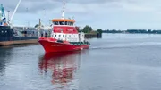 Ein Feuerwehrboot mit speziellen Schläuchen wird vor Ort eingesetzt.