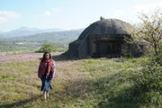 Bettany Hughes vor einem Bunker aus den kommunistischen Zeiten des Landes.