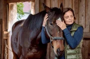 Susanne Mertens (Elisabeth Lanz) mit ihrem Pflegepferd Caramel.
