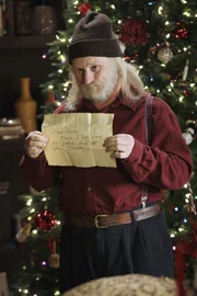 Der angebliche Santa Claus (Gordon Clapp) zeigt Melinda einen Brief von einen frustrierten Jungen, dessen größter Wunsche es ist, endlich wieder mehr Zeit mit seinem Vater verbringen zu können ...