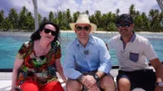 Christian Brugner besucht mit der Passagierin Katharina das Weingut "Vin de Tahiti" auf Rangiroa in Französisch-Polynesien. Sébastien Thépénier holt die beiden mit seinem Boot ab.