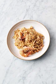 Pasta mit Garnelen, Pesto und Rosé.