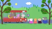 Der Fisch Goldi frisst nicht und wirkt unglücklich. Peppa, Schorsch und Mama Wutz fahren deshalb mit ihr mit dem Bus zum Tierarzt.