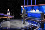 Moderator Alexander Bommes (M.) mit den Kandidat:innen: Eisabeth Hahn (l.), Dario Djavaheri (3.v.r.), Inga Rodegra (2.v.r.) und Marcus Thater (r.)