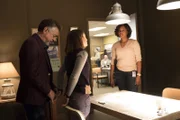Kein unwichtiges Detail: Dass sie die Freundin eines der Opfer ist, müssen Rossi (Joe Mantegna, l.) und Lewis (Aisha Tyler, r.) der Verschwörungstheoretikerin Melissa (Zelda Williams, M.) erst aus der Nase ziehen. Macht sie das zur Hauptverdächtigen im Fall der zwei mysteriösen Todesfälle?
